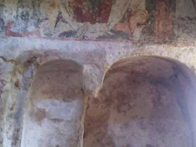 L'affresco conservato vicino all'ingresso principale: si notano al centro il Cristo Pantocratore, alla sua sinistra la Madonna, alla sua destra San Giovanni. Intorno, i quattro evangelisti raffigurati sotto forma di animali